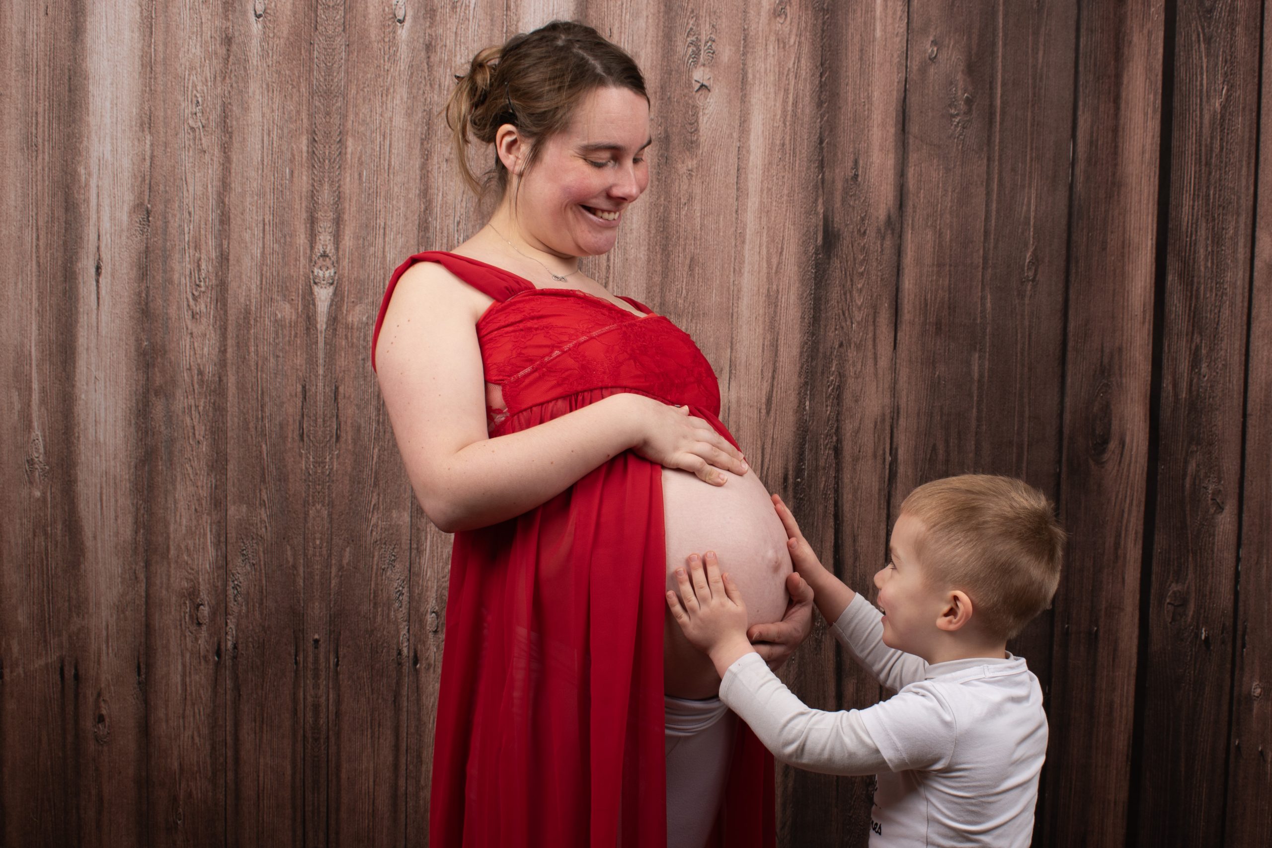 femme enceinte enfant qui touche le ventre de sa mére grossesse