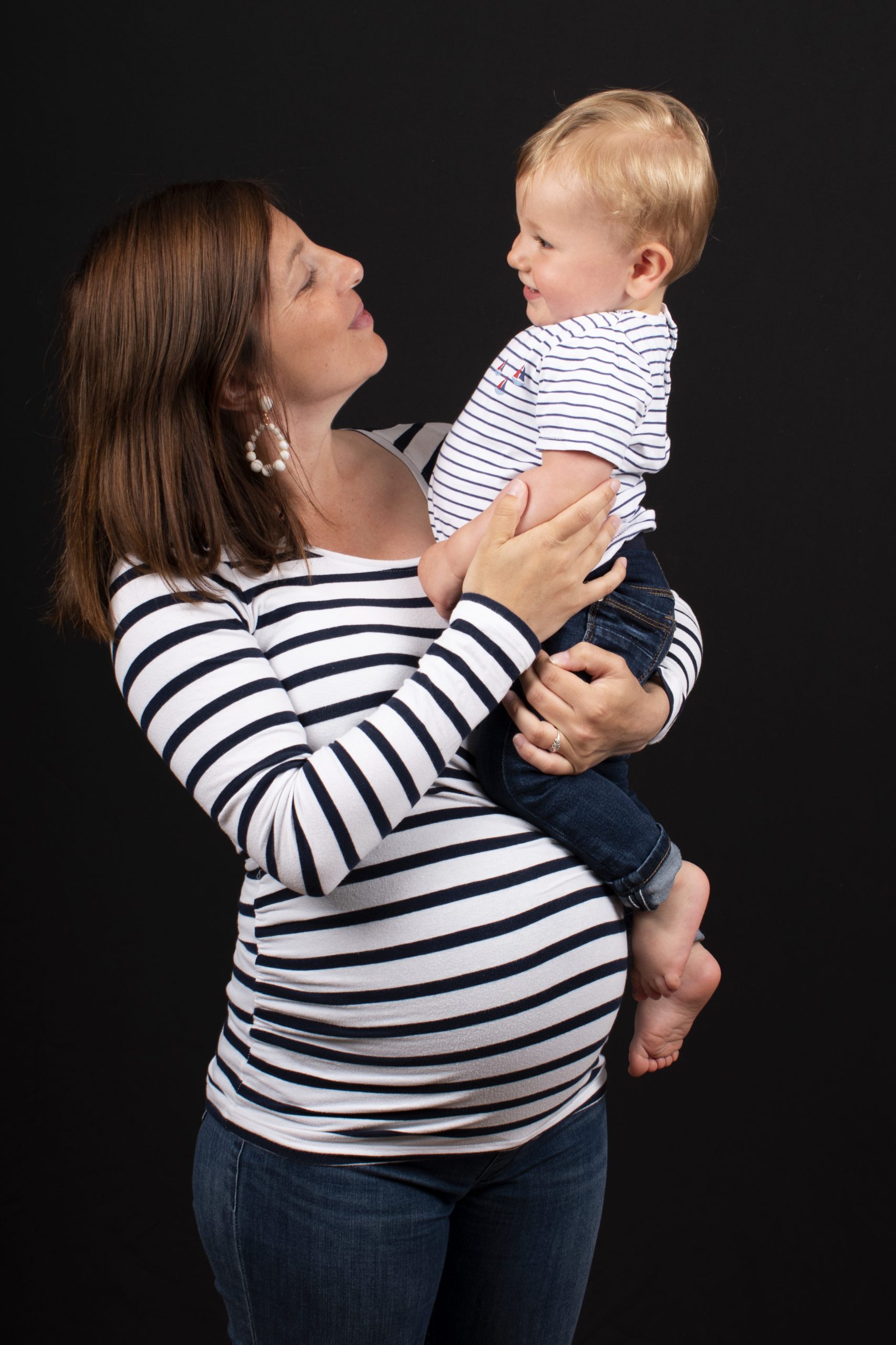 maman et son fils et un bébé qui arrive