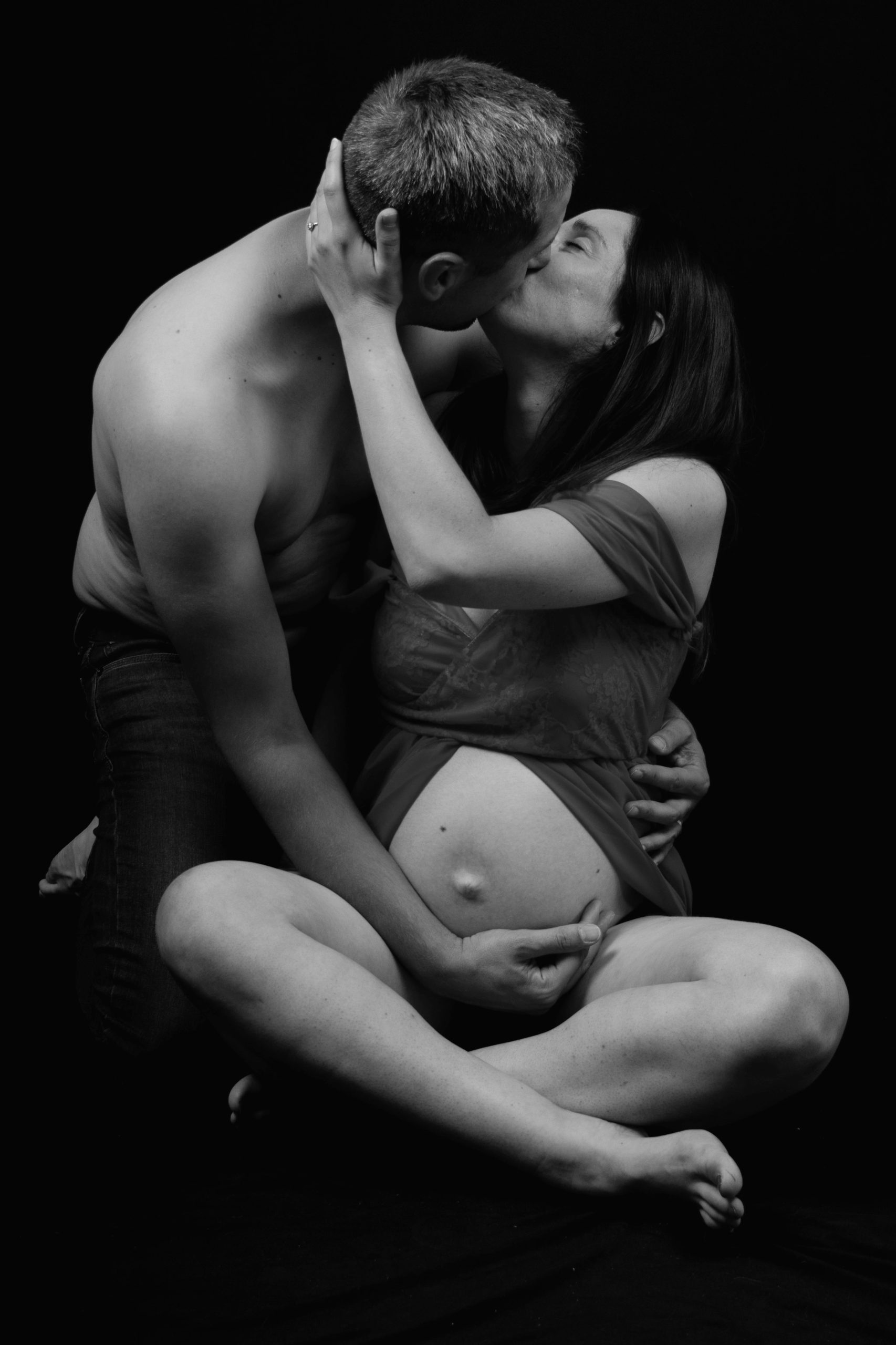 couple qui s'embrasse et qui attend un enfant