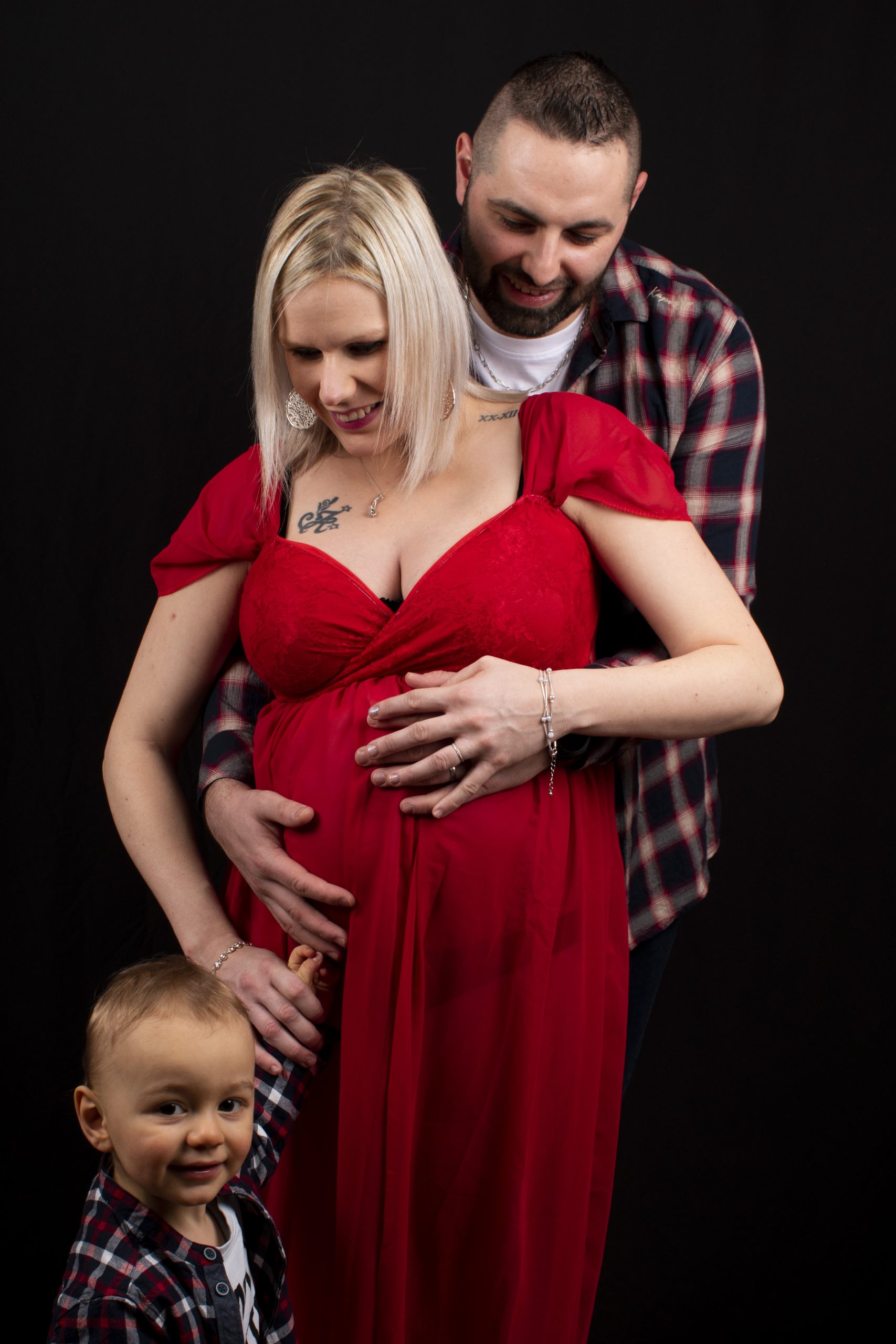 couple enfant qui touche le ventre et le futur bébé, grossesse