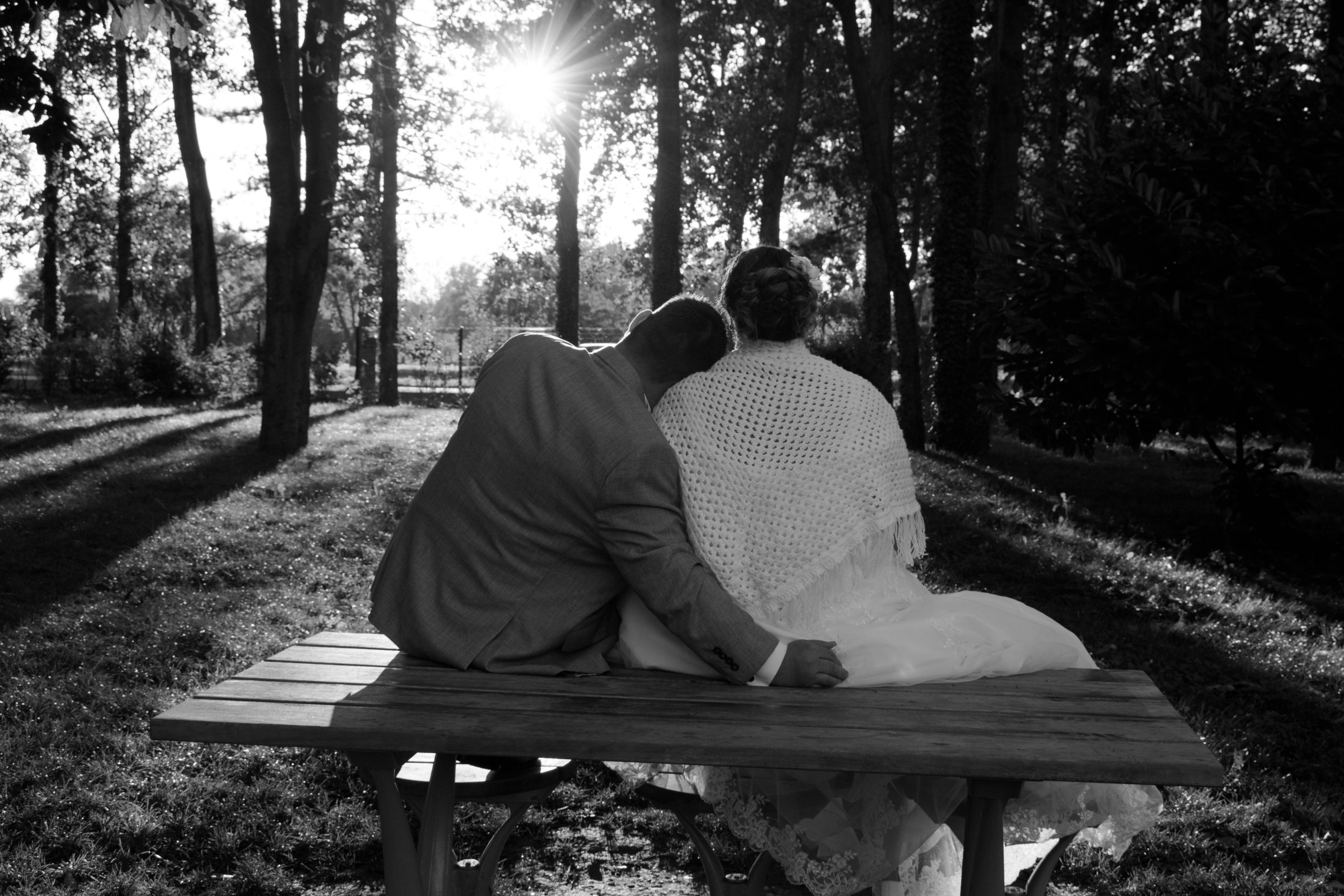 couple marié qui s'enlace avec un coucher de soleil