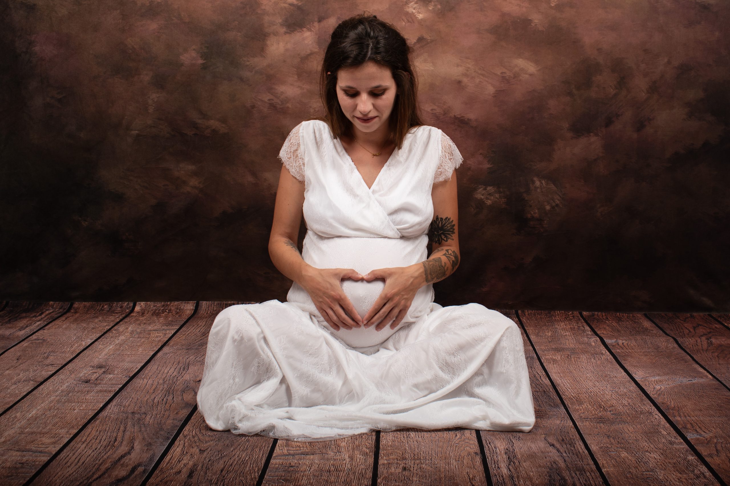 femme enceinte qui regarde son ventre