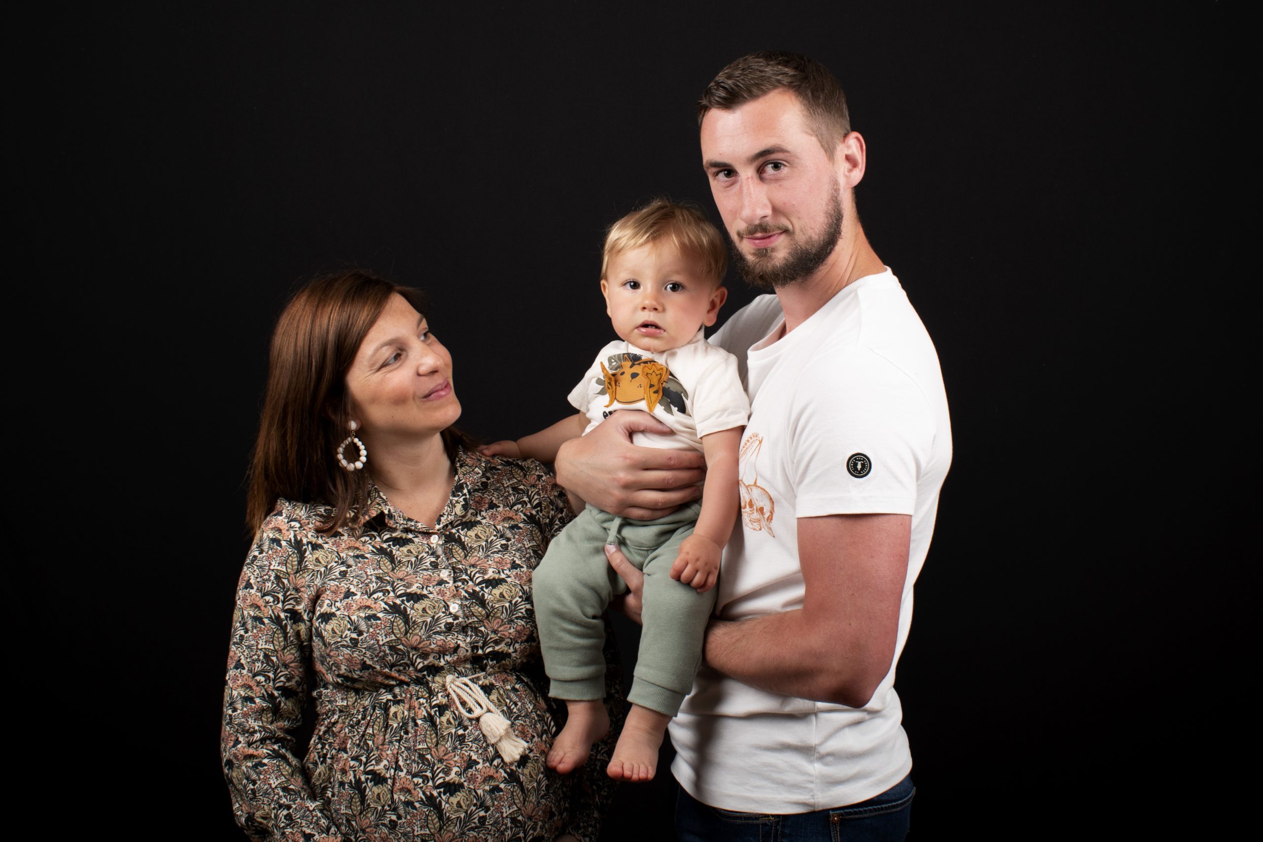 home studio fond noir et amour famille