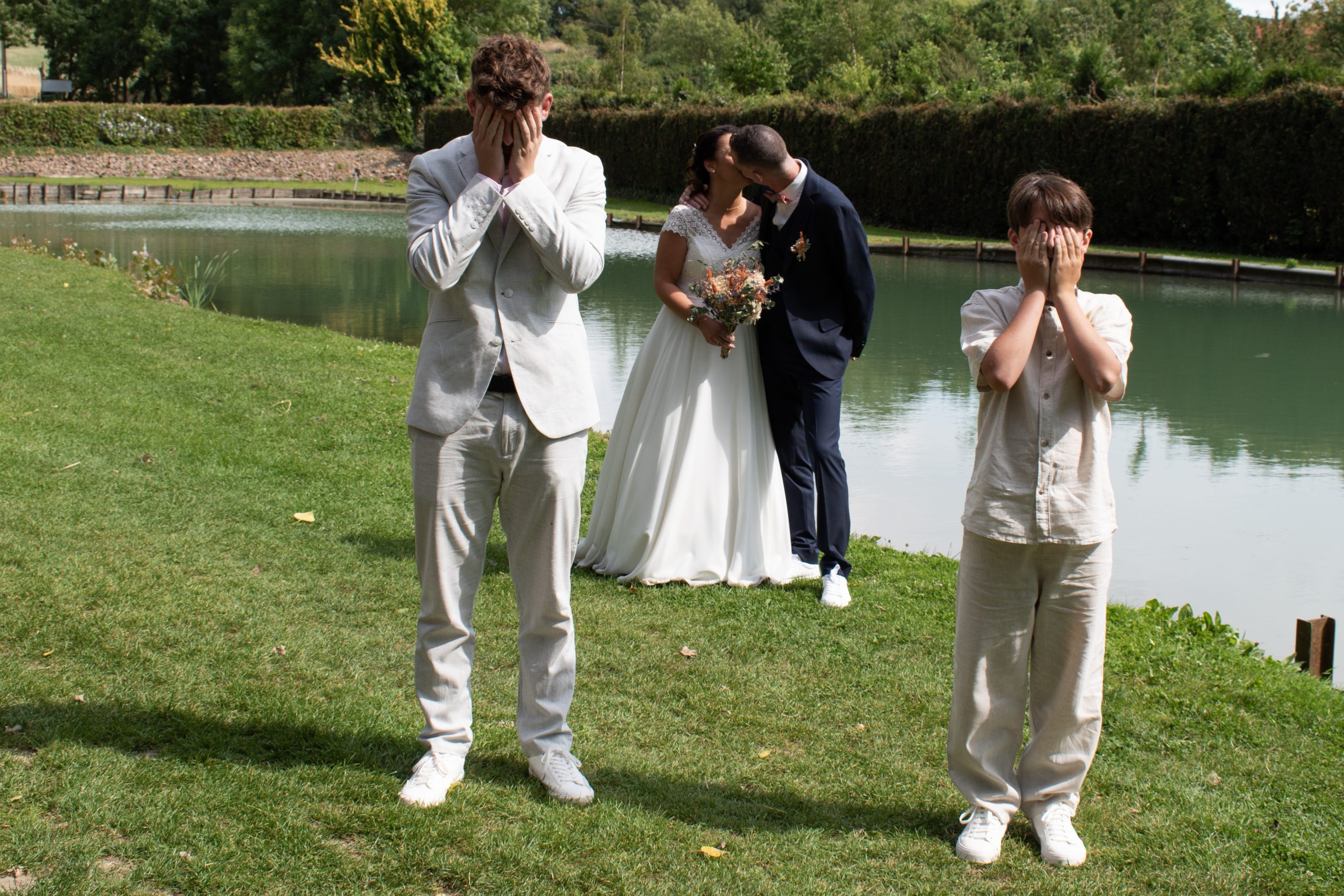 les enfants ne regardent pas leurs parents s'embrasser