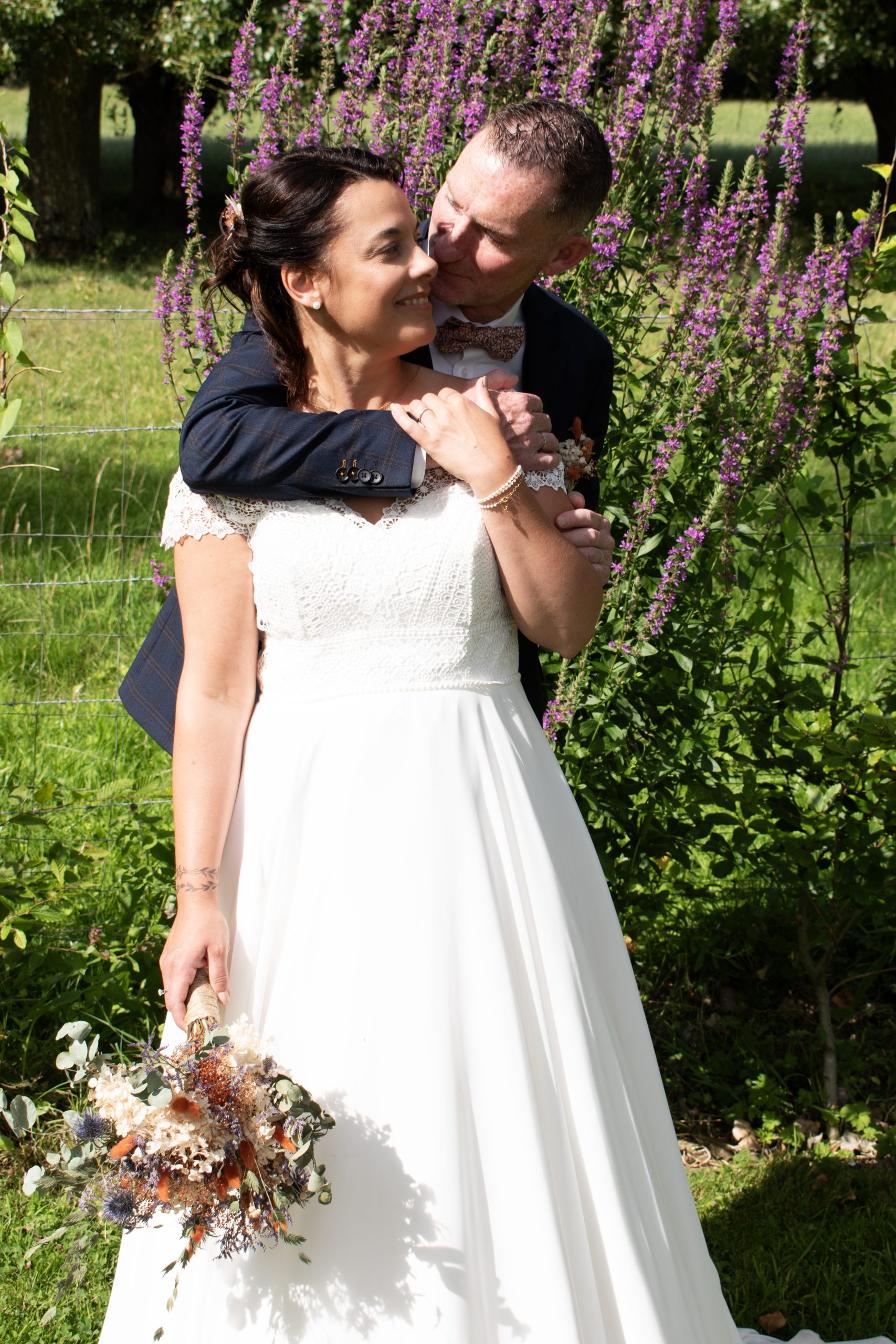 les mariés se regardent, amour et bonheur