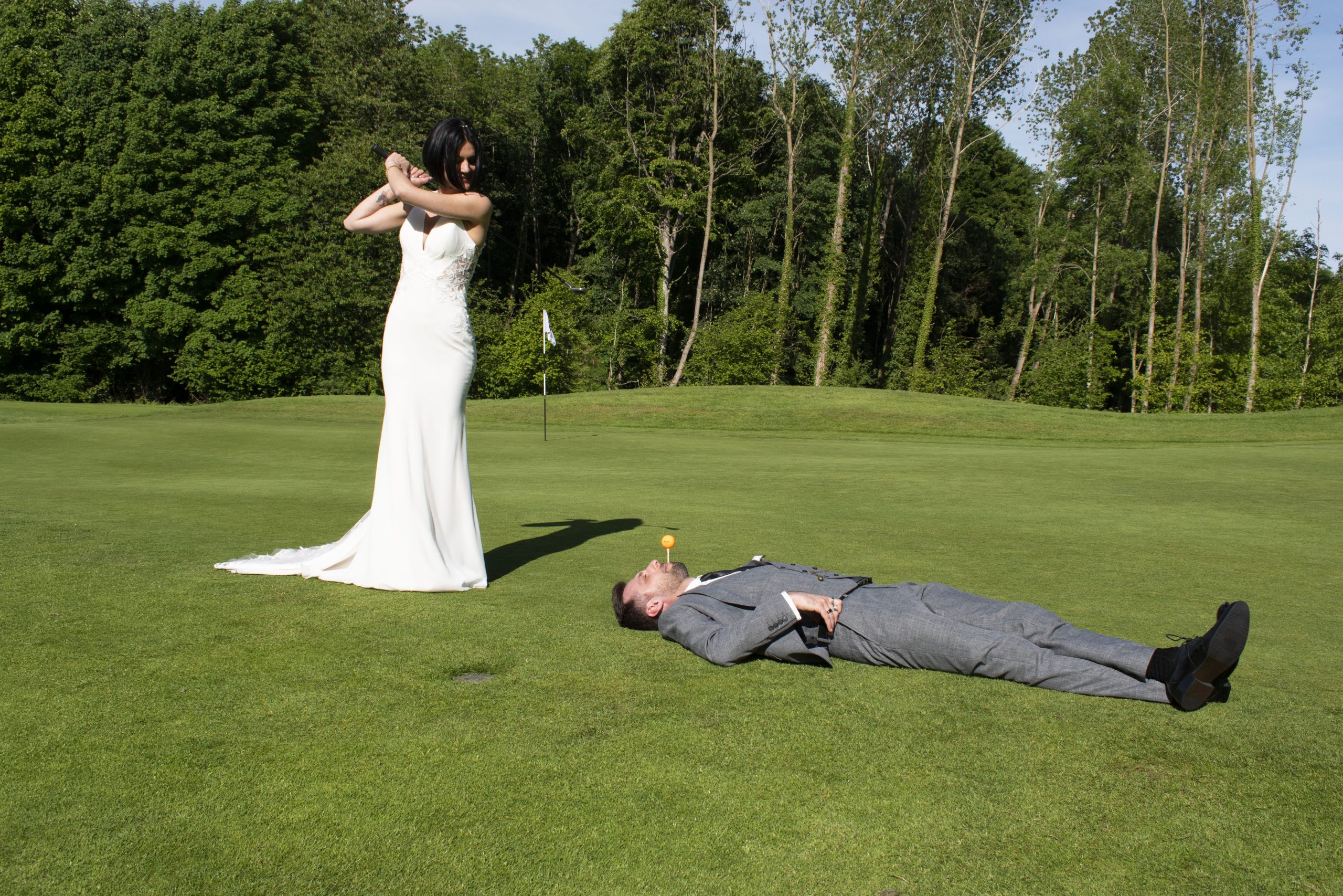 les mariés jouent au golf