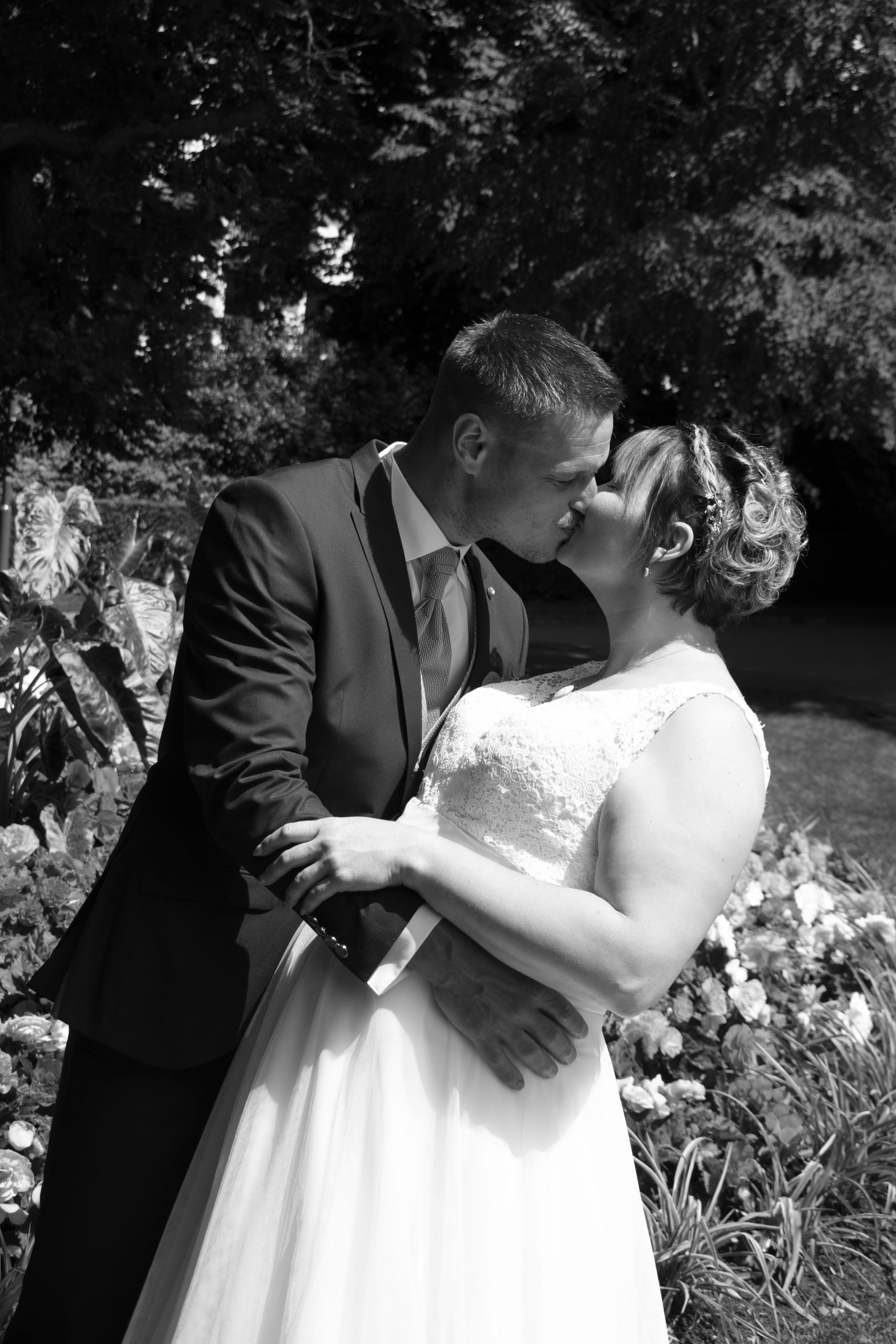 les mariés s'embrassent, bonheur et amour