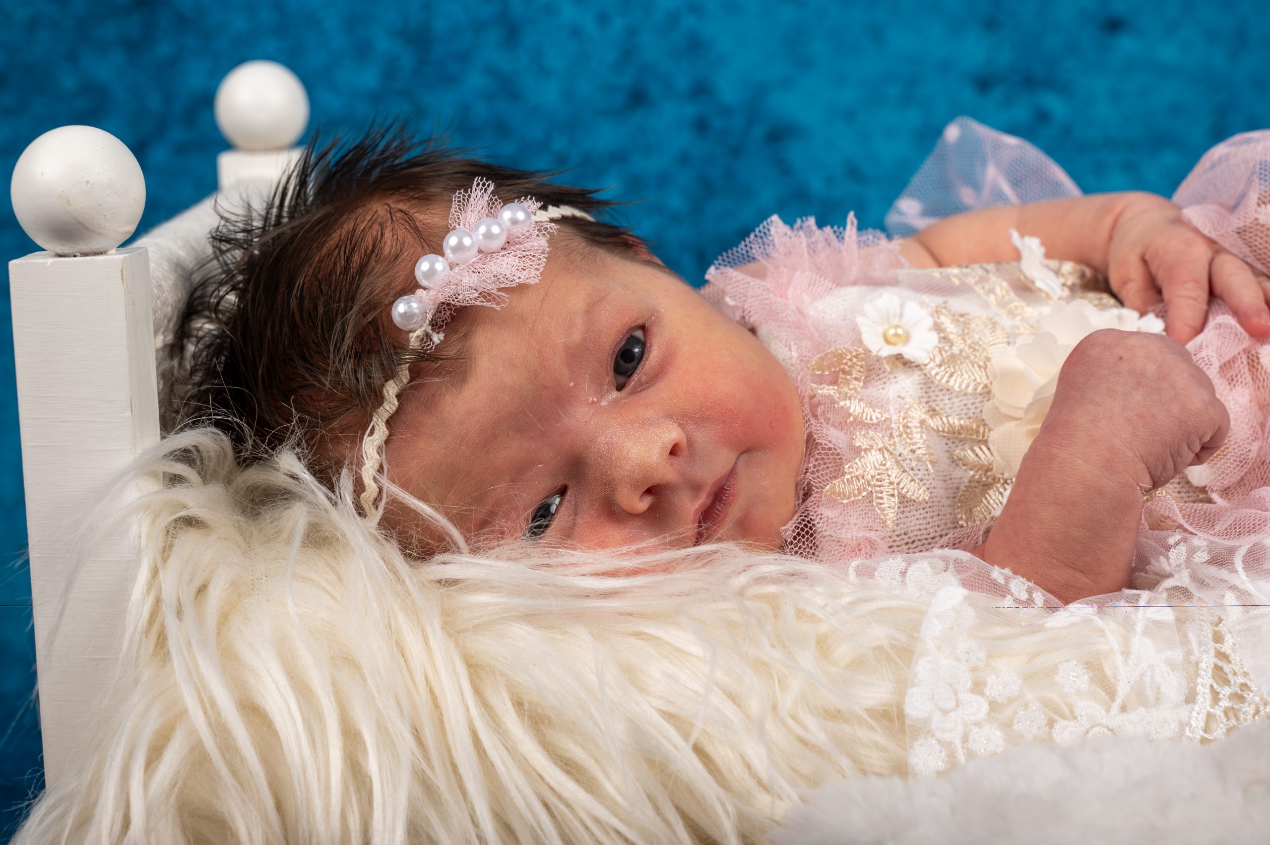 bébé dans un lit pour la photo