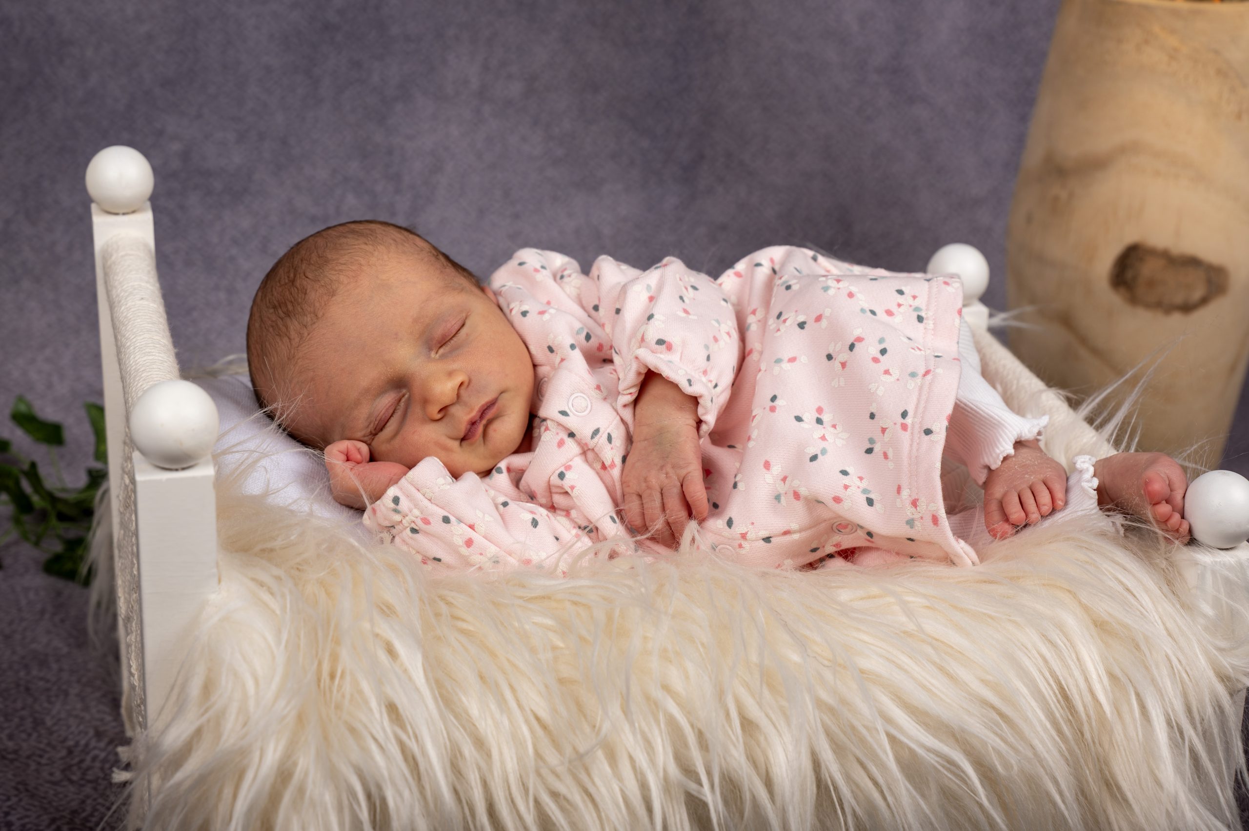 photo de bébé qui dort dans un lit